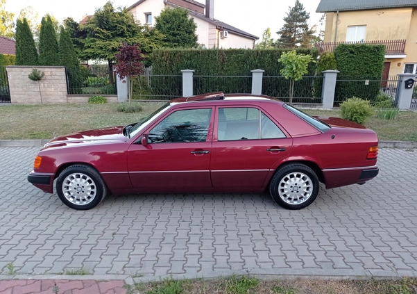 Mercedes-Benz W124 (1984-1993) cena 27400 przebieg: 230000, rok produkcji 1992 z Kielce małe 466